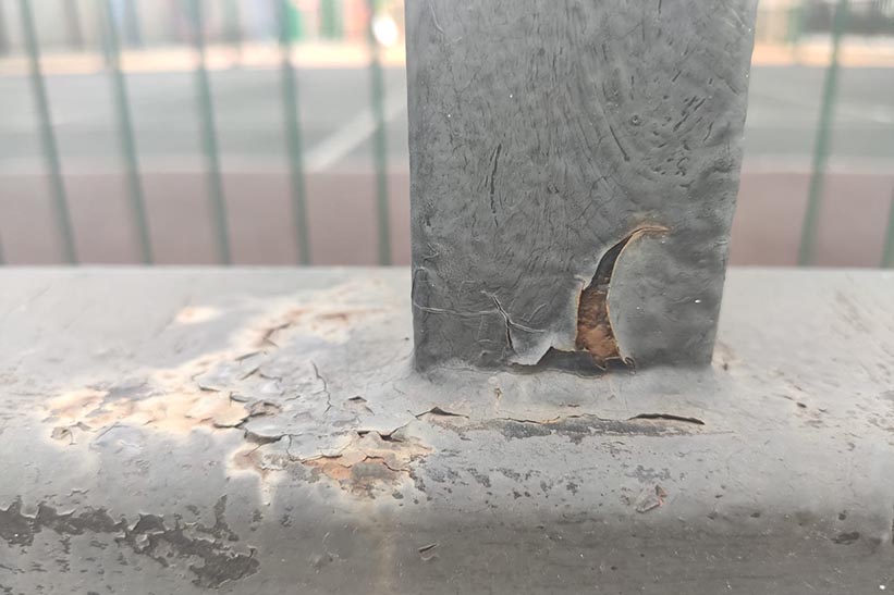 Как установить сварной забор и не красить его каждый год