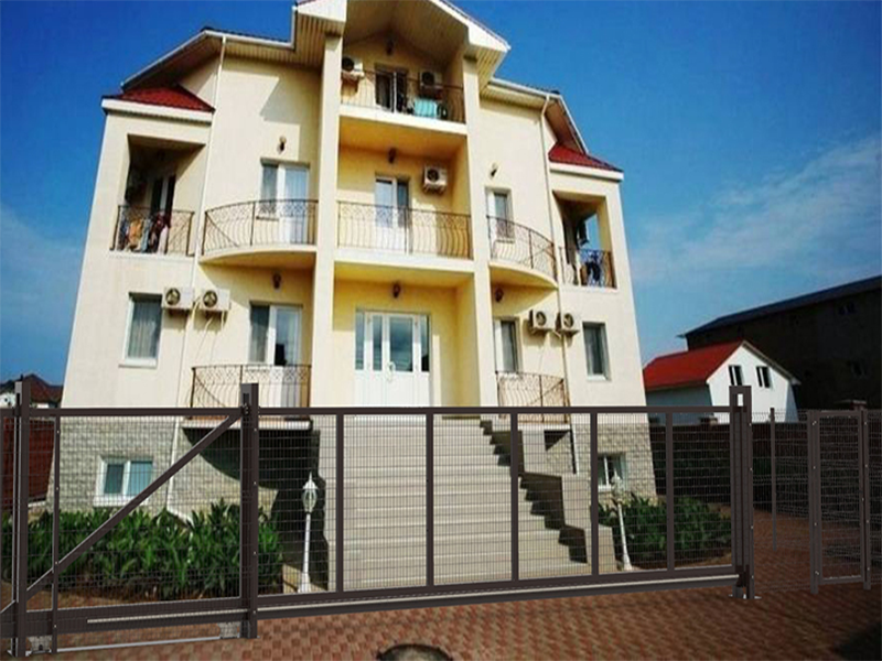 Коричневый 3D забор на частном участке