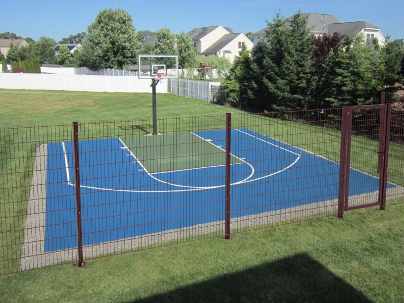 Ограждение баскетбольной площадки во дворе