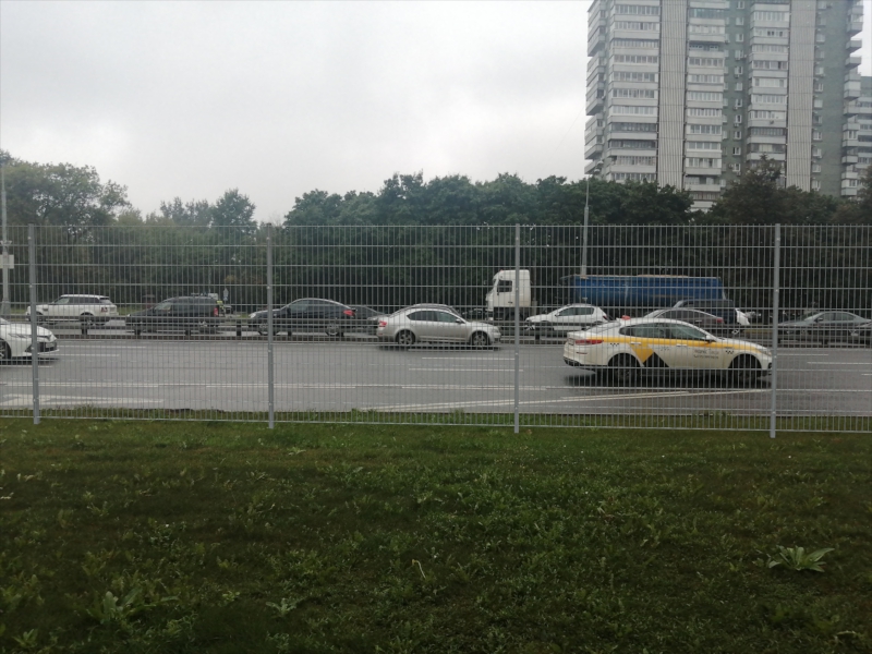 Забор вдоль автодороги