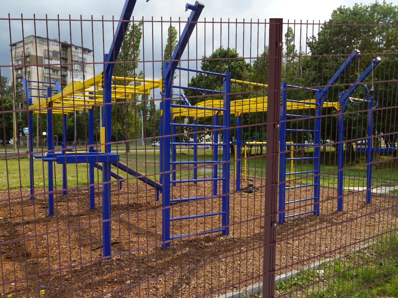 Ограждение спортивной площадки во дворе дома