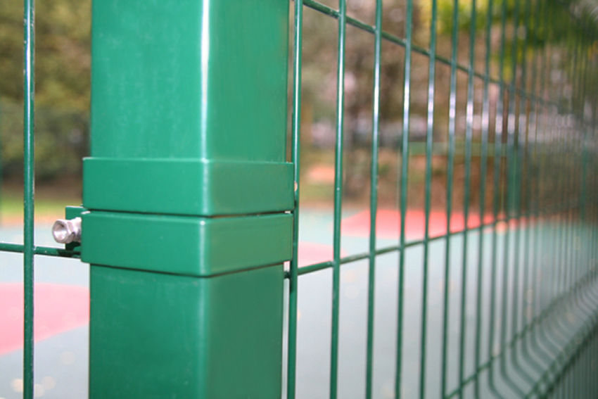 На что лучше крепить 2d забор к столбу- выбор между хомутом и скобой